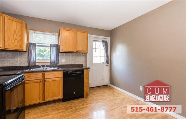 Building Photo - Cozy DSM Home near Merle Hay