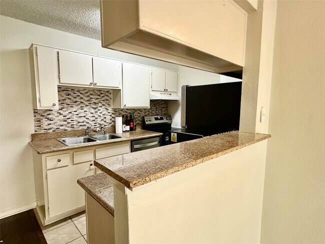 Building Photo - 2750 Holly Hall St