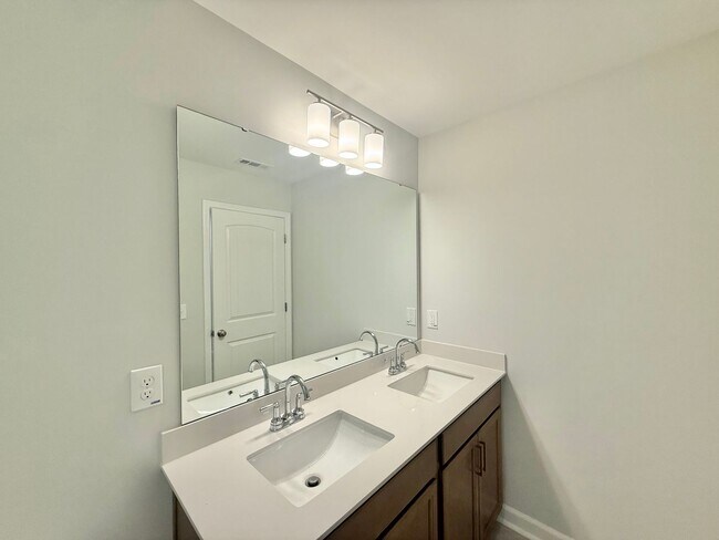 Building Photo - 443 White Oak Gdn Wy