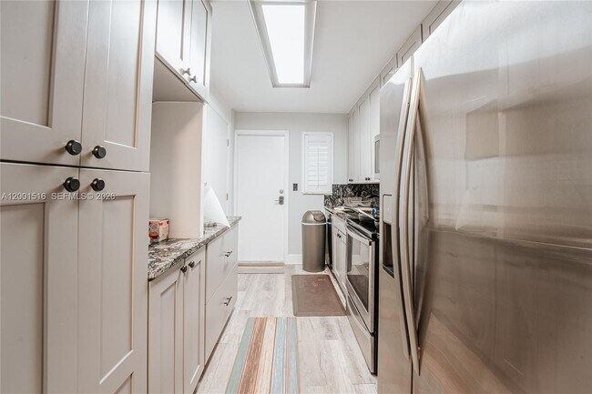 Building Photo - 1340 Lincoln Rd