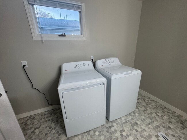 Building Photo - NEW LISTING: Remodeled 4 Bed 2 Bath