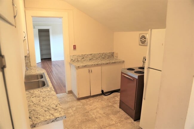 Building Photo - ON MONROE! Remodeled 4 Bed/2 Bath Better than on Campus