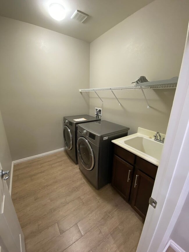 Building Photo - Wonderful 3 bed/3 bath home located in N. Las Vegas