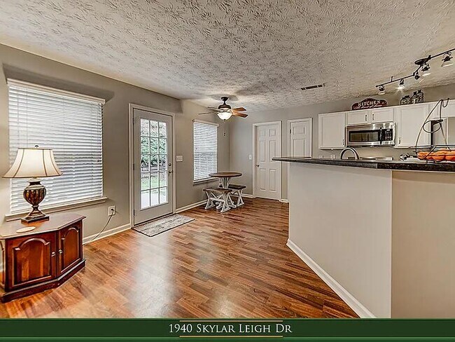 Building Photo - 1940 Skylar Leigh Dr