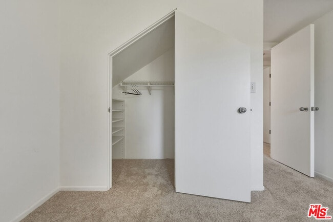 Building Photo - 656 Angelus Pl