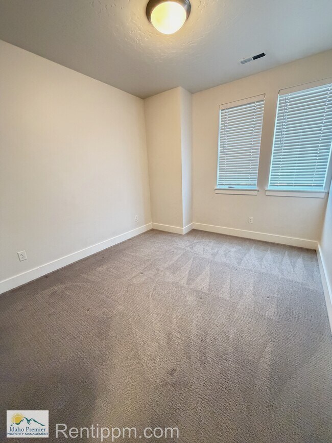 Building Photo - 3010 S Honeycomb Way
