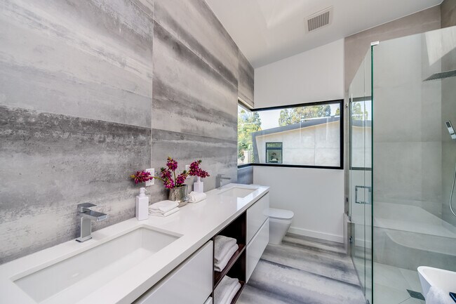 Building Photo - 370 N San Vicente Blvd