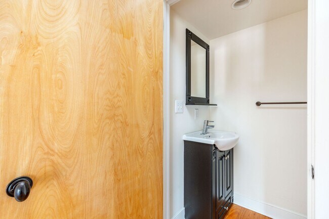 Building Photo - Beautiful 2 Bedroom