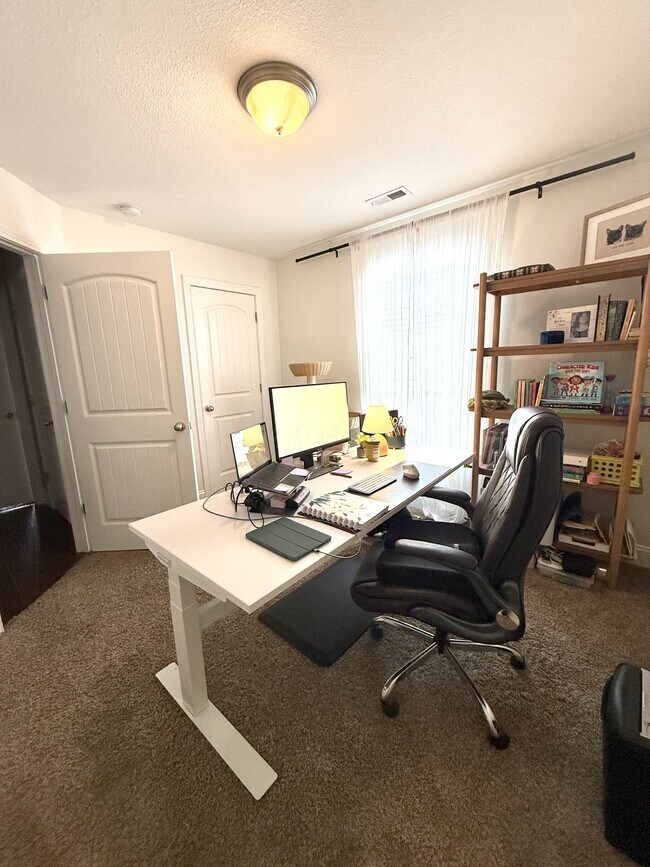 Building Photo - 607 Hollow Crst