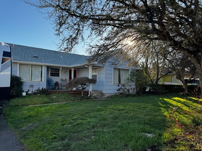 Building Photo - Charming 3 Bedroom in River Road Area!