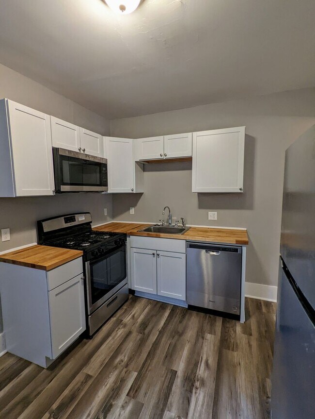 Building Photo - 229 Amber St