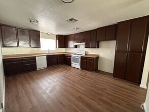 Building Photo - Remodeled/Move-in ready 3 bed 2 bath house...