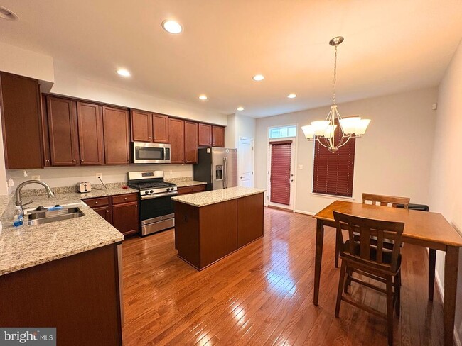 Building Photo - 1718 Featherstone Rd