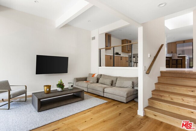 Building Photo - 1549 Palisades Dr