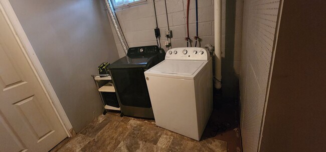 Building Photo - 3/4 bedroom house