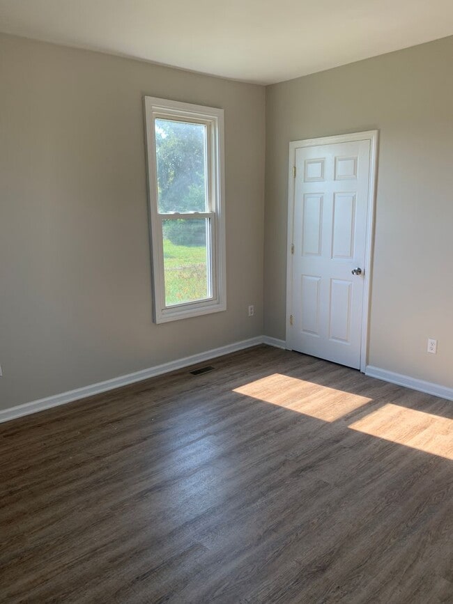 Building Photo - Check out this 2bdr, 1 bath home for rent!