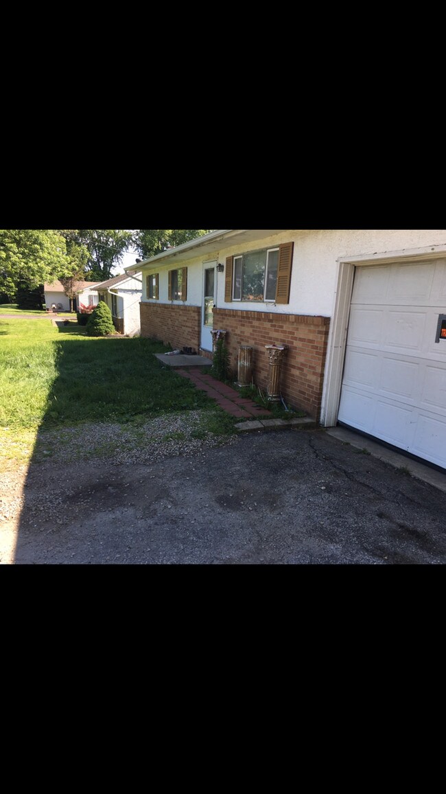 Building Photo - 2480 Walcutt Rd