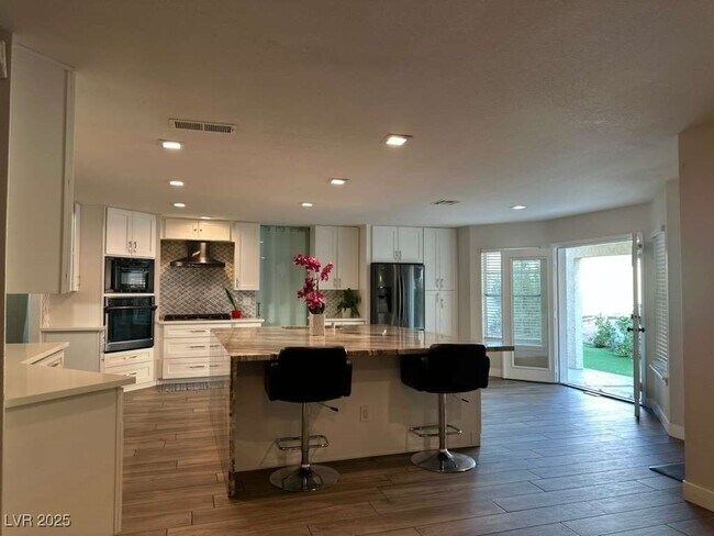 Building Photo - 2823 High View Dr