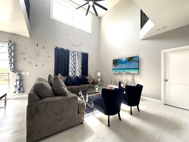 Building Photo - 421 Cabello Dr