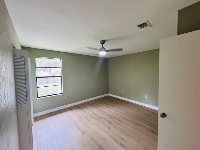 Building Photo - Adorable Updated 2/1.5 Furnished or Unfurn...