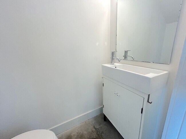 Building Photo - 2 BEDROOM | 2.5 BATH | BALCONY