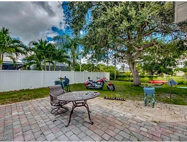 Patio - 3327 SE 11th Ave