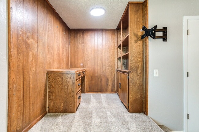 Building Photo - Renovated Three-Bedroom home in Central Lu...