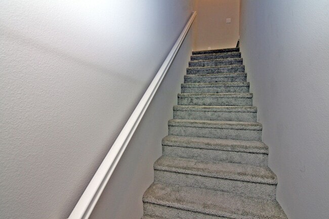 Building Photo - Clean, modern, move-in ready townhouse!