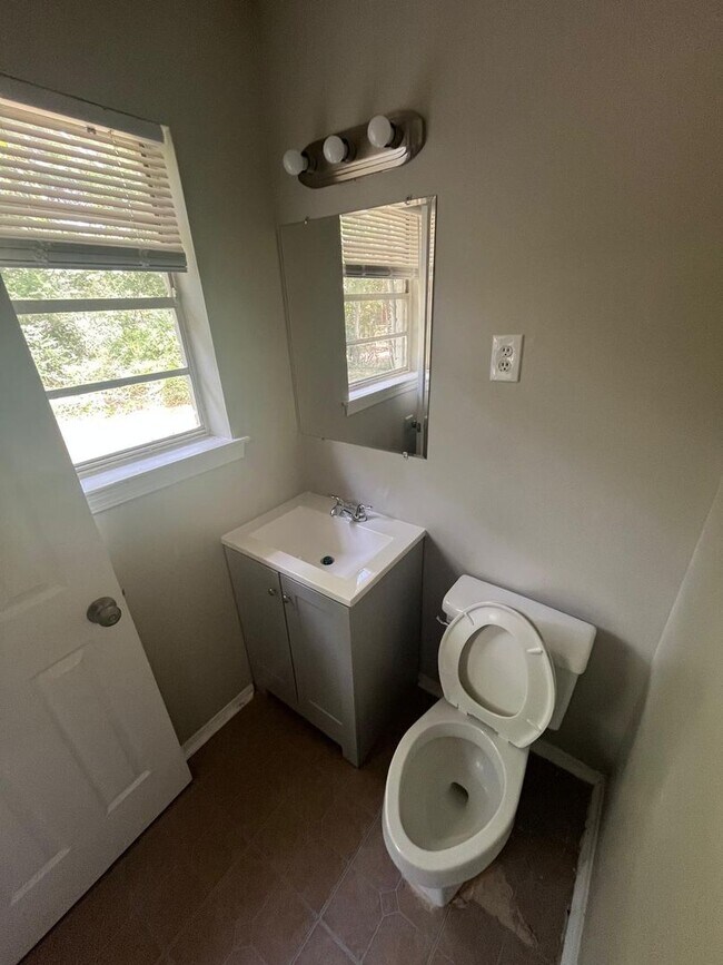 Building Photo - Nice quite neighborhood