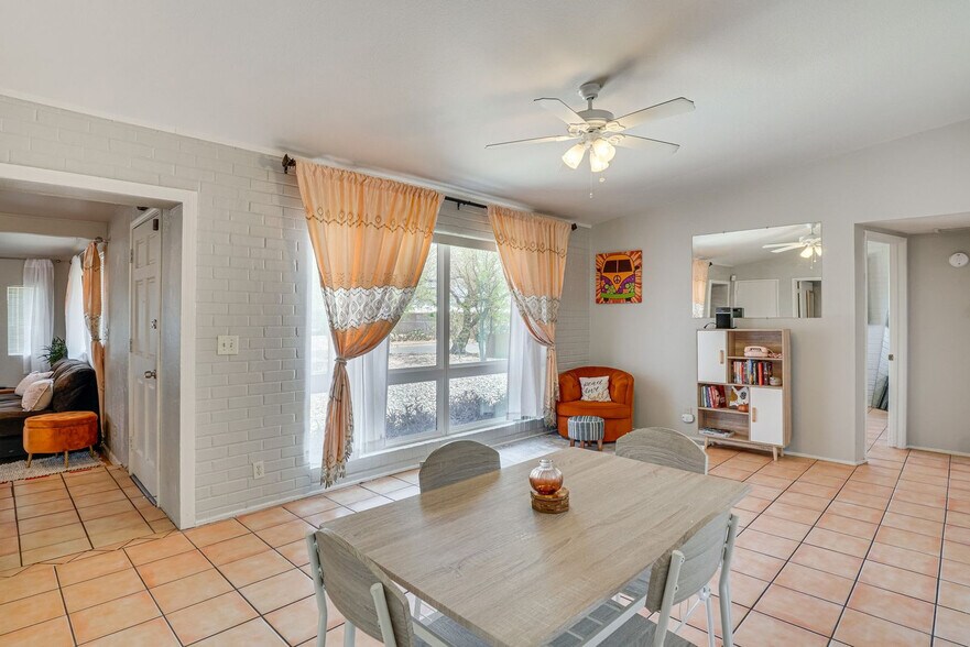 Building Photo - 858 E Alturas St