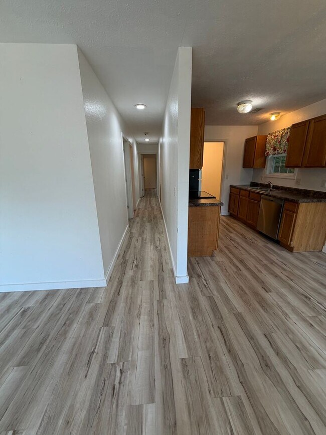 Building Photo - 3 Bedroom | 2 Bathroom | 1,100 square feet | Merriam Woods MO!