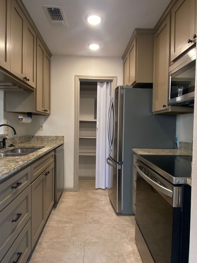 Building Photo - Country Hollow Condominiums