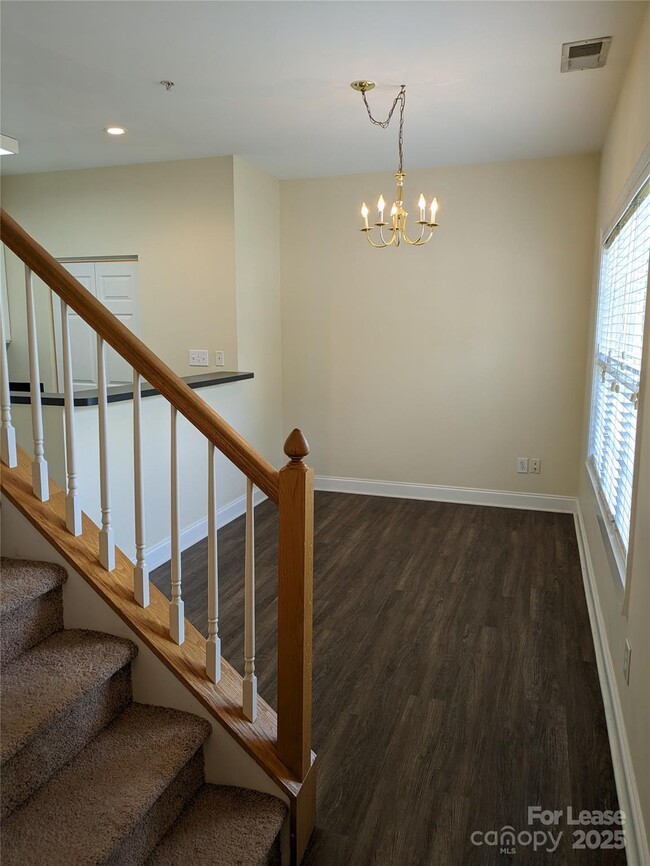 Building Photo - 917 Shearer St