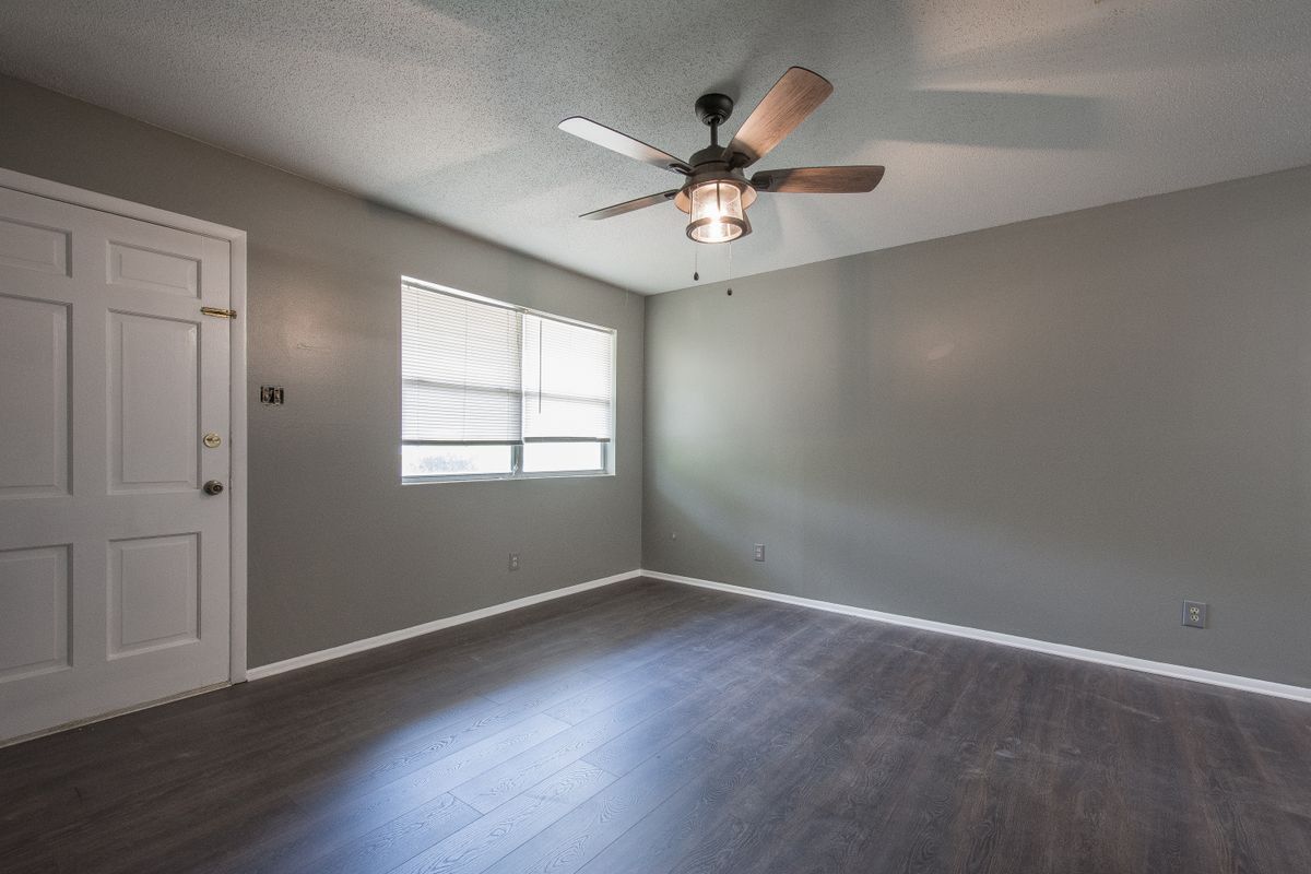 Building Photo - 1811 Linda Ln