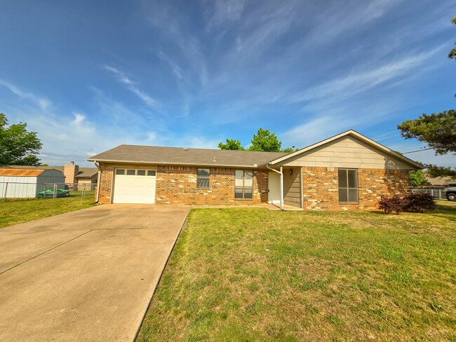 Building Photo - 3 Bedroom 2 Bath Home In Shawnee