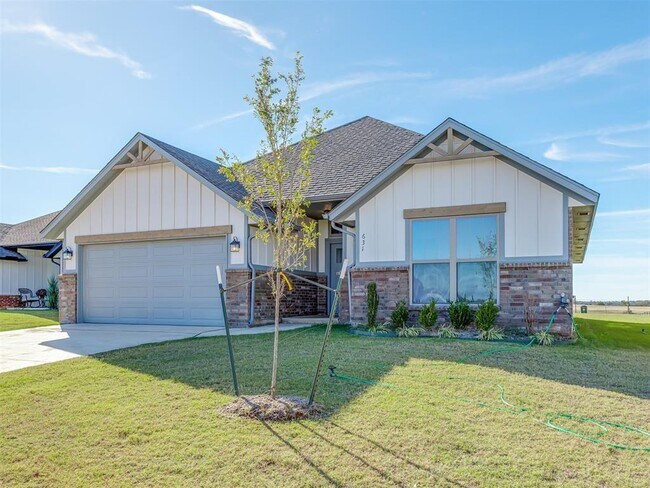 Building Photo - 631 Hackberry Ln