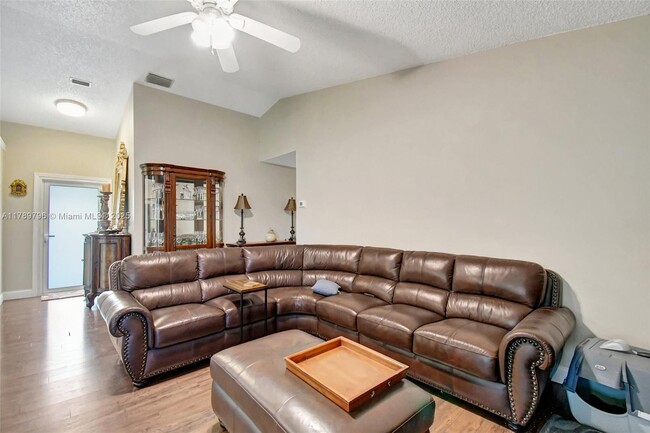 Building Photo - 303 E Riverbend Dr