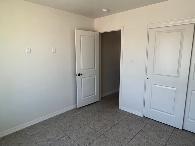 Building Photo - 3 Bedroom Split Floor Plan with 2 bathrooms