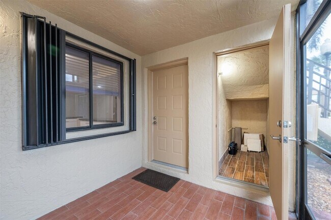 Building Photo - 434 Lakeview Dr