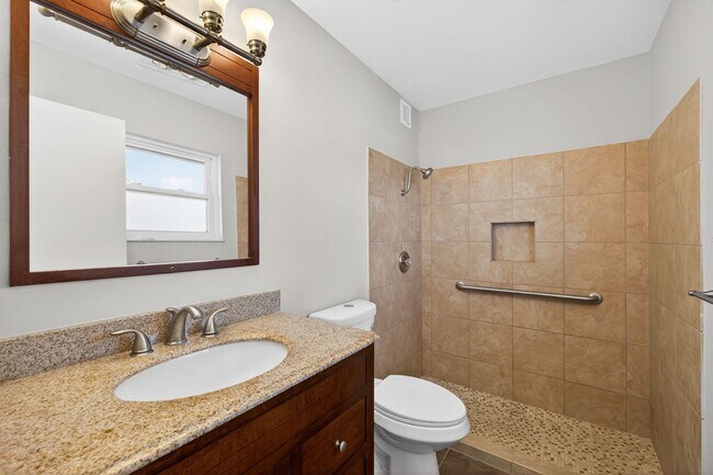 Building Photo - FULLY RENOVATED 2 BEDROOM WITH HUGE BONUS ROOM!