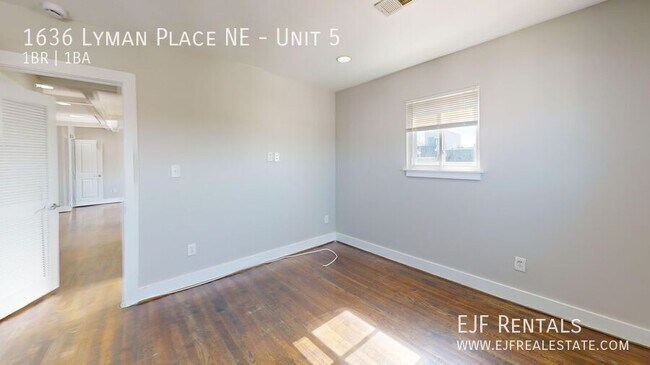 Building Photo - Updated One Bedroom W/Stainless Steel Appl...