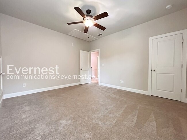 Building Photo - Spacious 5 Bed, 3 Bath Home with Fenced Yard and Garage / Pet Friendly / Available Now!