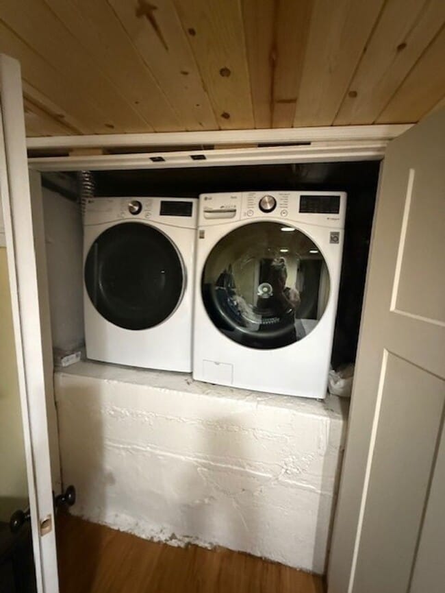 Building Photo - Live in the heart of Roslyn, walk to shops dining and trailheads!