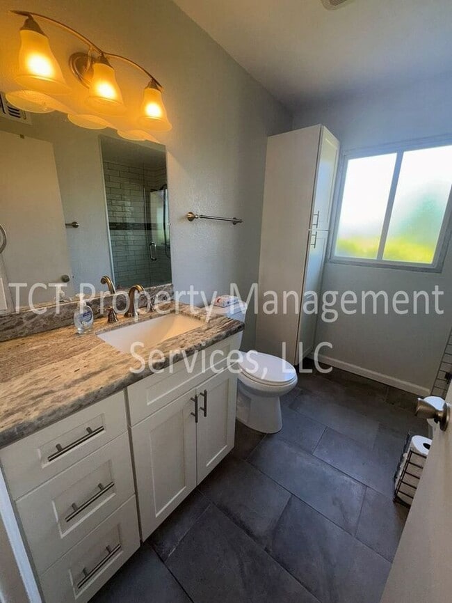 Building Photo - Remodeled 55+ Townhome in Mesa