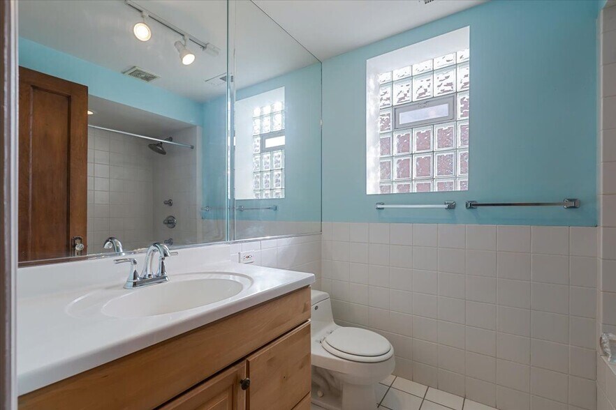 Building Photo - 7216 S South Shore Dr