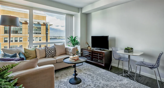 Building Photo - 503 Congress St