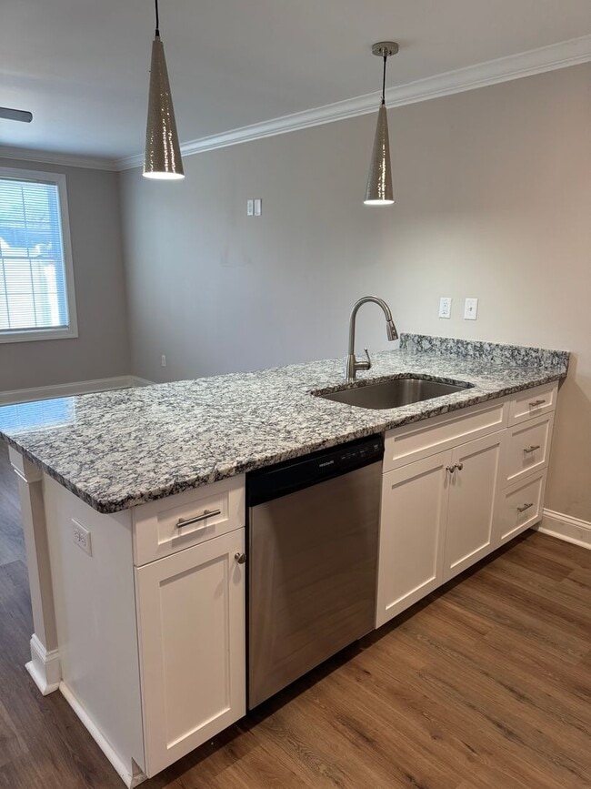 Building Photo - 1006 10th Ave NE