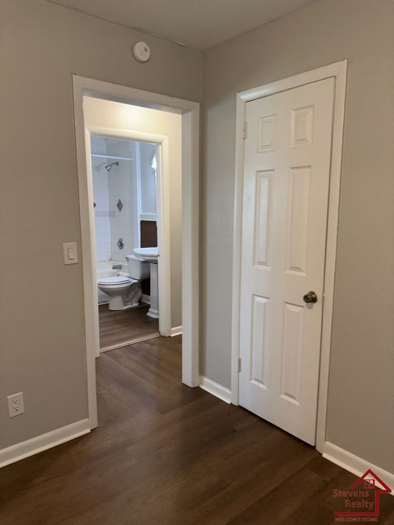 Building Photo - 712 Bronson St