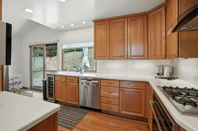 Building Photo - 1281 Crestview Dr
