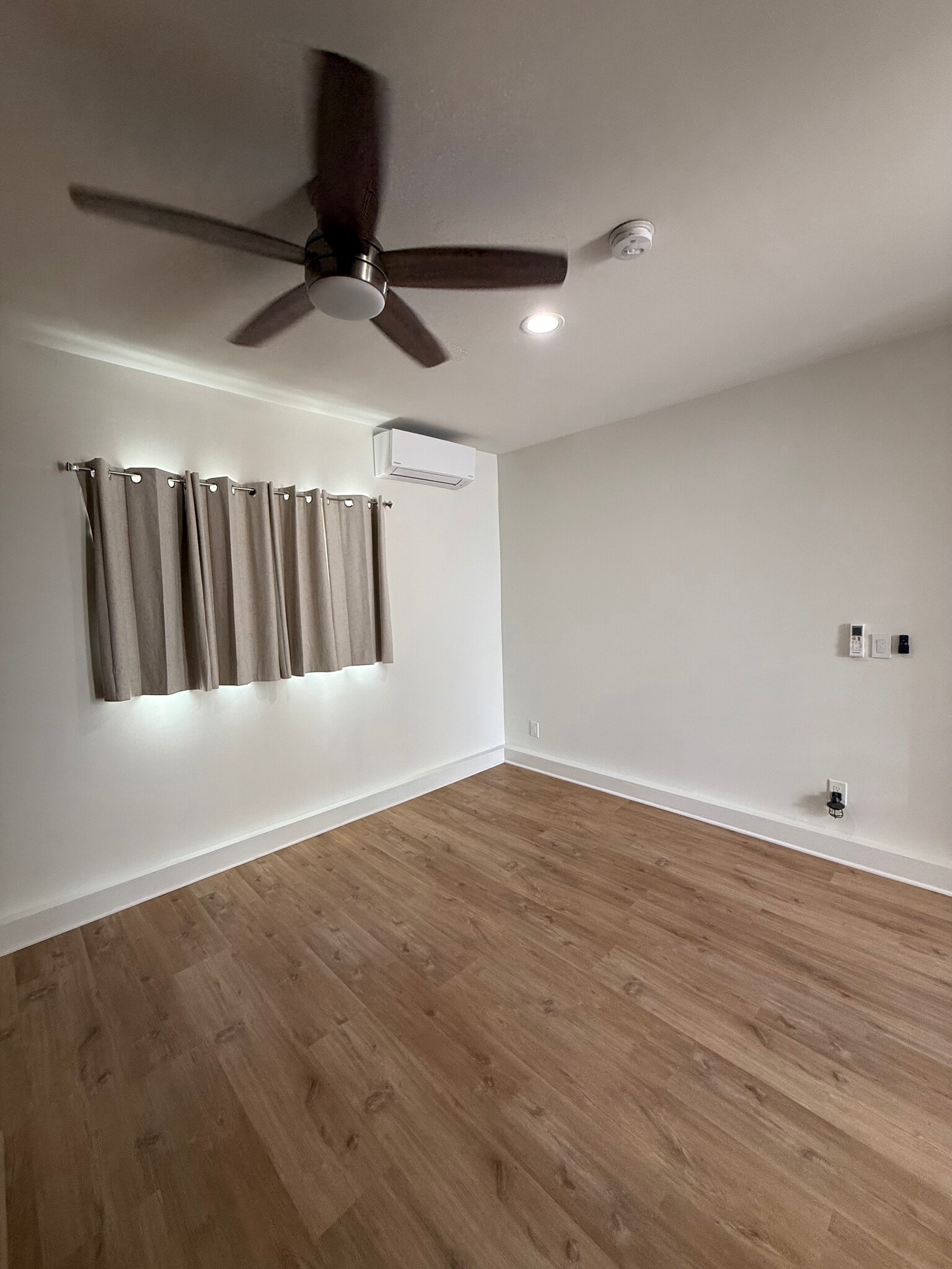 Large open space for bed - 17606 Roscoe Blvd